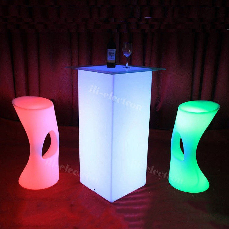 Εξωτερικό φως LED Cocktail Table High Cuboid PE πλαστικό υλικό με τηλεχειριστήριο